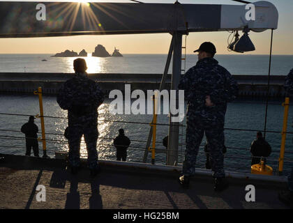 BUSAN, République de Corée (12 mars 2015) - Les marins affectés à l'adjudication du sous-marin USS Frank (40) l'homme comme des rails, sous le navire tire à Busan, République de Corée (ROK), le 12 mars. Les membres de la marine de la République de Corée se félicite Frank Câble avec la musique de leur bande marine band et agitaient les drapeaux des deux nations. Frank, l'avant déployés dans l'île de Guam, procède à l'entretien et du soutien des sous-marins et navires de surface déployés dans la 7e Flotte des États-Unis et de la zone de responsabilité est en ce moment sur un service en cours de période. (U.S. Photo par marine Spécialiste de la communication de masse 2 Banque D'Images