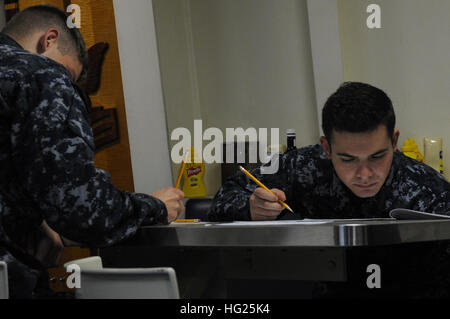 150319-N-RC734-004 SAN DIEGO (19 mars 2015) - pompier James Abbott participe à l'ensemble de la Marine E-4 promotion examen sur la pagaille ponts de la station de transport amphibie USS San Diego (LPD 22). San Diego est mouillée à côté de la jetée à son port d'attache de la base navale de San Diego. (U.S. Photo par marine Spécialiste de la communication de masse Joseph M. 1ère classe Buliavac/libérés) USS San Diego marins prendre examen promotion 150319-N-RC734-004 Banque D'Images