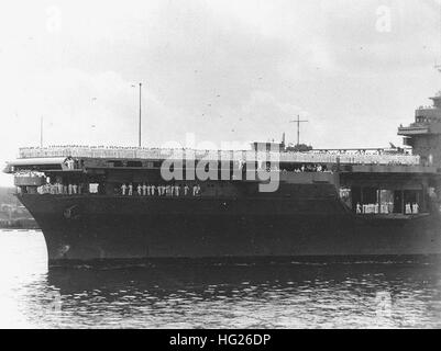 USS Yorktown (CV-5) retourne à Pearl Harbor, le 6 février 1942, après l'Marshalls-Gilberts Raids. Photographié de l'USS Enterprise (CV-6). Cette vue montre la mesure 12, Système de classement, le camouflage que Yorktown reçues à la fin de 1941. Vu également est la démagnétisation externe câble qui a été installé sur sa coque, juste sous le rebord du pont. Le numéro de coque (5) n'a pas encore été peint sur le côté, juste à l'arrière de l'ancre. Toutes ces fonctionnalités ont été observés lorsque le navire a été examiné, à une profondeur d'environ trois milles, le 20 mai 1998, bien que son arc structure de la coque a été fortement déformée. La superstructure de Banque D'Images