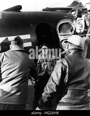 Secrétaire de la Marine Francis P. Matthews (centre) débarque à un AD-4N Skyraider Douglas Aircraft, après avoir atterri à bord de l'USS mer des Philippines (CV-47) au large de la Corée, 22 novembre 1950. Il est accueilli par le commandant, le capitaine Willard K. Goodney. Matthews était secrétaire de la Marine en unités impliquées dans les opérations de la guerre de Corée. Remarque son vol en cuir casque et gilet de sauvetage gonflable. Photographie de la Marine américaine officielle, aujourd'hui dans les collections des Archives nationales. SecNav nous Matthews à bord de l'USS mer des Philippines (CV-47) en 1950 Banque D'Images