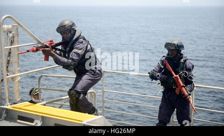 150425-N-RB579-005 OCÉAN ATLANTIQUE (25 avril 2015) Les membres de la conduite militaire sénégalais visite, conseil, recherche et la saisie de la formation se lancer la commande de transport maritime militaire conjointe du bateau à grande vitesse l'USNS Lance (JHSV 1) lors de l'exercice saharienne, 25 avril 2015 Express. Saharienne Express est un U.S. Africa Command-parrainé l'exercice maritime multinational visant à accroître la sécurité maritime et la sécurité des eaux de l'Afrique de l'Ouest. (U.S. Photo par marine Spécialiste de la communication de masse 1re classe Joshua Davies/libérés) USNS Lance (JHSV-1) 150425-N-RB579-005 Banque D'Images