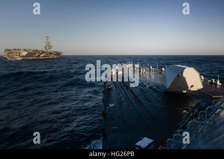 150427-N-GZ947-019 OCÉAN PACIFIQUE (27 avril 2015) - USS Freedom (LCS 1) approche de l'USS JOHN C. STENNIS (CVN 74) au cours d'un ravitaillement en mer de l'exercice. Les navires de la marine américaine sont en cours d'effectuer une certification indépendante par le déployeur de l'exercice dans la Californie du Sud Zone d'exploitation. L'exercice fournit un environnement multi-navires de former et certifier les déployeurs indépendant en surface warfare, la défense aérienne, les opérations d'interception maritime, le commandement et le contrôle/la guerre de l'information, de commandement, de contrôle, d'ordinateurs et des systèmes de combat et de renseignement de la guerre des mines. (U.S. Photo de la marine par la communication de masse Banque D'Images