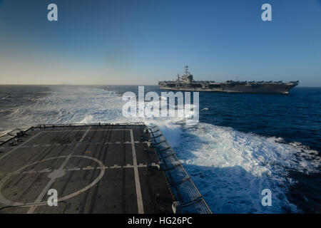 150427-N-GZ947-047 OCÉAN PACIFIQUE (27 avril 2015) - USS Freedom (LCS 1) procède à la formation de ravitaillement en mer avec le USS JOHN C. STENNIS (CVN 74). Les navires de la marine américaine sont en cours d'effectuer une certification indépendante par le déployeur de l'exercice dans la Californie du Sud Zone d'exploitation. L'exercice fournit un environnement multi-navires de former et certifier les déployeurs indépendant en surface warfare, la défense aérienne, les opérations d'interception maritime, le commandement et le contrôle/la guerre de l'information, de commandement, de contrôle, d'ordinateurs et des systèmes de combat et de renseignement de la guerre des mines. (U.S. Photo de la marine par la communication de masse Speci Banque D'Images