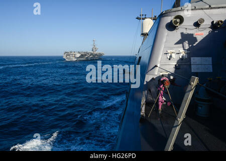 150427-N-GZ947-071 OCÉAN PACIFIQUE (27 avril 2015) - USS Freedom (LCS 1) approche de l'USS JOHN C. STENNIS (CVN 74) au cours d'un ravitaillement en mer de l'exercice. Les navires de la marine américaine sont en cours d'effectuer une certification indépendante par le déployeur de l'exercice dans la Californie du Sud Zone d'exploitation. L'exercice fournit un environnement multi-navires de former et certifier les déployeurs indépendant en surface warfare, la défense aérienne, les opérations d'interception maritime, le commandement et le contrôle/la guerre de l'information, de commandement, de contrôle, d'ordinateurs et des systèmes de combat et de renseignement de la guerre des mines. (U.S. Photo de la marine par la communication de masse Banque D'Images