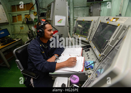 150427-N-GZ947-076 OCÉAN PACIFIQUE (27 avril 2015) - chef-électricien Marc Elago, d'Olongapo, Philippines, surveille les activités de l'usine à bord de l'USS Freedom (LSC) 1. Les navires de la marine américaine sont en cours d'effectuer une certification indépendante par le déployeur de l'exercice dans la Californie du Sud Zone d'exploitation. L'exercice fournit un environnement multi-navires de former et certifier les déployeurs indépendant en surface warfare, la défense aérienne, les opérations d'interception maritime, le commandement et le contrôle/la guerre de l'information, de commandement, de contrôle, d'ordinateurs et des systèmes de combat et de renseignement de la guerre des mines. (U.S. Photo par Marine Mas Banque D'Images