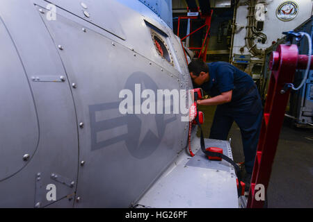 150427-N-GZ947-083 OCÉAN PACIFIQUE (27 avril 2015) - Machiniste Aviation 4400 2e classe Sean Wilde, de Duchesne, Utah, inspecte un MQ-8B Fire Scout à bord d'hélicoptères sans équipage USS Freedom (LCS) 1. Les navires de la marine américaine sont en cours d'effectuer une certification indépendante par le déployeur de l'exercice dans la Californie du Sud Zone d'exploitation. L'exercice fournit un environnement multi-navires de former et certifier les déployeurs indépendant en surface warfare, la défense aérienne, les opérations d'interception maritime, le commandement et le contrôle/la guerre de l'information, de commandement, de contrôle, d'ordinateurs et des systèmes de combat et de renseignement warfa mine Banque D'Images