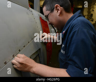 150427-N-GZ947-088 OCÉAN PACIFIQUE (27 avril 2015) - Machiniste Aviation 4400 2e classe Sean Wilde, de Duchesne, Utah, inspecte un MQ-8B Fire Scout à bord d'hélicoptères sans équipage USS Freedom (LCS) 1. Les navires de la marine américaine sont en cours d'effectuer une certification indépendante par le déployeur de l'exercice dans la Californie du Sud Zone d'exploitation. L'exercice fournit un environnement multi-navires de former et certifier les déployeurs indépendant en surface warfare, la défense aérienne, les opérations d'interception maritime, le commandement et le contrôle/la guerre de l'information, de commandement, de contrôle, d'ordinateurs et des systèmes de combat et de renseignement warfa mine Banque D'Images