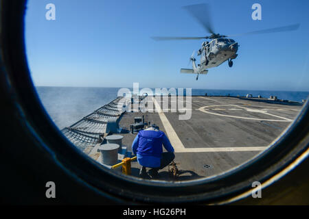 150427-N-GZ947-106 OCÉAN PACIFIQUE (27 avril 2015) - Gunner's Mate 1re classe Andrew Liley, de San Antonio, s'en tient à assurer un MH-60S Knight Hawk à l'hélicoptère de combat de chargeurs Mer Escadron (HSC) 14 comme il se prépare à la terre à bord de l'USS Freedom (LCS) 1. Les navires de la marine américaine sont en cours d'effectuer une certification indépendante par le déployeur de l'exercice dans la Californie du Sud Zone d'exploitation. L'exercice fournit un environnement multi-navires de former et certifier les déployeurs indépendant en surface warfare, la défense aérienne, les opérations d'interception maritime, de commandement et de contrôle/commande, la guerre de l'information, Banque D'Images