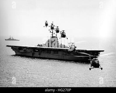 USS Boxer (LPH-4) de la côte, vers le milieu des années 60, avec six hélicoptères UH-34 Hypocampe volant en formation à l'avant-plan. Remarque le destroyer de classe Forrest Sherman dans l'arrière-plan. Cette photographie a été reçu par toutes les mains magazine le 16 février 1965. Photographie de la Marine américaine officielle, provenant des collections de l'histoire navale et du patrimoine. USS Boxer (LPH-4) avec UH-34Ds c1964 Banque D'Images