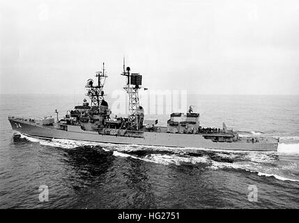 USS Somers (DDG-34) de se détacher de l'USS Wichita (AC-1) après le ravitaillement en mer dans l'océan Pacifique, le 30 juin 1971. Photographe : PH1 William B. juste deux U.S. Navy Photo, provenant des collections de l'histoire navale et du patrimoine. USS Somers (DDG-34) en cours en 1971 Banque D'Images