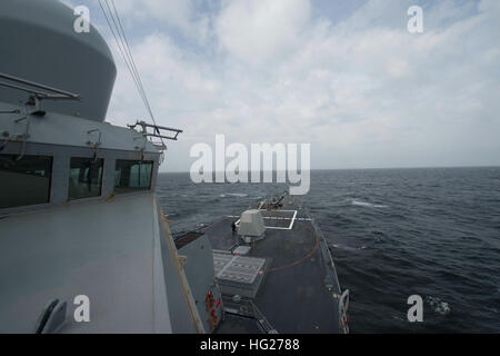 150511-N-ZE250-012 MER DU NORD (11 mai 2015) Le gaillard de USS Jason Dunham (DDG 109) qu'elle contrôle la mer du Nord, le 11 mai 2015. Jason Dunham, une classe Arleigh Burke destroyer lance-missiles, homeported à Norfolk, mène des opérations navales dans la sixième flotte américaine zone d'opérations à l'appui de la sécurité nationale des États-Unis en Europe. (U.S. Photo par marine Spécialiste de la communication de masse de la classe 3ème Weston Jones/relâché), USS Jason Dunham 150511-N-ZE250-012 Banque D'Images