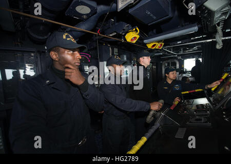 150511-N-ZE250-026 MER DU NORD (11 mai 2015) l'homme marins helm dans la timonerie de USS Jason Dunham (DDG 109) 11 mai, 2015. Jason Dunham, une classe Arleigh Burke destroyer lance-missiles, homeported à Norfolk, mène des opérations navales dans la sixième flotte américaine zone d'opérations à l'appui de la sécurité nationale des États-Unis en Europe. (U.S. Photo par marine Spécialiste de la communication de masse de la classe 3ème Weston Jones/relâché), USS Jason Dunham 150511-N-ZE250-026 Banque D'Images