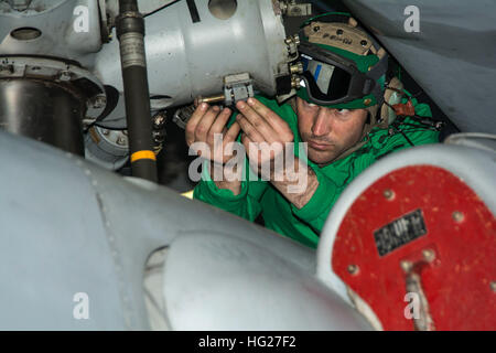 150521-N-YB023-056 LES EAUX SITUÉES AU SUD DU JAPON (21 mai 2015) l'Aviation Machiniste 4400 1ère classe Patrick Paquet de Riverside, Californie, installe des prises de centrage dans un hélicoptère MH-60R dans la zone de la classe Nimitz porte-avions USS George Washington (CVN 73). George Washington et son aile, l'air carrier Air Wing 5 (CVW), sont en patrouille dans la zone de responsabilité de la 7ème flotte soutenir la sécurité et la stabilité dans la région du Pacifique-Indo-Asia. George Washington fera une coque-swap avec la classe Nimitz porte-avions USS Ronald Reagan (CVN 76) plus tard cette année après avoir purgé Banque D'Images