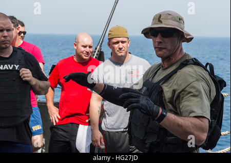 150525-N-VC236-021 GOLFE D'OMAN (25 mai 2015) - Premier maître de Manœuvre principal Mitch Inkpen, de Freeport, N.Y, explique les lignes directrices pour la 2015 'Murph' challenge à bord du destroyer lance-missiles USS Farragut (DDG 99). La 'Murph' défi est nommé d'après le lieutenant récipiendaire de la médaille d'honneur, Michael Murphy et se compose de son entraînement : remplir un deux-mile run, pull-up 100, 200 pompes et 300 s'accroupit avec un 25 livres sont acquis dans le temps le plus rapide possible. (U.S. Photo par marine Spécialiste de la communication de masse Jackie 3e classe/Hart) Parution 2015 USS Farragut Défi Murph 150525-N-VC236-021 Banque D'Images