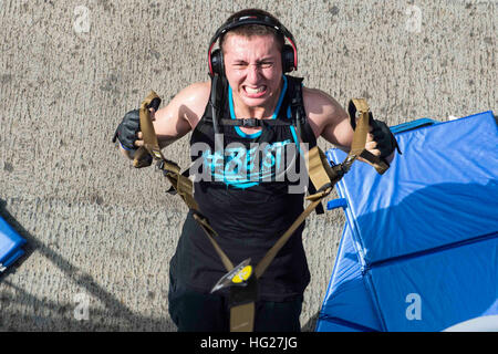 150525-N-VC236-224 GOLFE D'OMAN (25 mai 2015) - Machiniste 4400 Fireman Carlos Aguirre, de Houston, participe à la 'Murph' challenge 2015 à bord du destroyer lance-missiles USS Farragut (DDG 99). La 'Murph' défi est nommé d'après le lieutenant récipiendaire de la médaille d'honneur, Michael Murphy et se compose de son entraînement : remplir un deux-mile run, pull-up 100, 200 pompes et 300 s'accroupit avec un 25 livres sont acquis dans le temps le plus rapide possible. (U.S. Photo par marine Spécialiste de la communication de masse Jackie 3e classe/Hart) Parution 2015 USS Farragut Défi Murph 150525-N-VC236-224 Banque D'Images