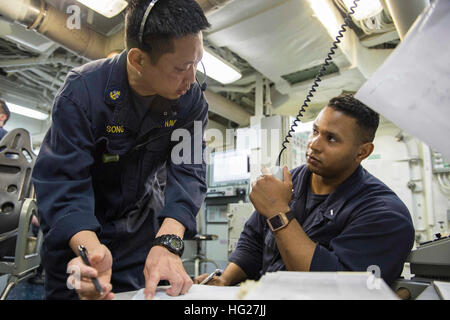 150525-N-VC236-002 GOLFE D'OMAN (25 mai 2015) - chef technicien système à turbine à gaz (mécanique) Seung chanson, de Jacksonville, en Floride, donne des instructions au lieutenant J.G. Ramon Cortes, de Columbus, Ohio, au cours des exercices d'équipe ingénierie de formation à bord du destroyer lance-missiles USS Farragut (DDG 99). Farragut est déployé sur le 5e flotte américaine zone d'opérations dans le cadre de Theodore Roosevelt Groupe aéronaval d'appui à l'opération d'opérations inhérentes à résoudre, dans l'Iraq et la Syrie comme dirigé, les opérations de sécurité maritime et le théâtre de la coopération en matière de sécurité dans la région. (U.S. Le ph de la marine Banque D'Images