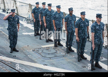 150525-N-VC236-295 GOLFE D'OMAN (25 mai 2015) - Les Marins rendre honneurs au cours de pre dans le cadre d'une cérémonie du souvenir Le jour du Souvenir à bord du destroyer lance-missiles USS Farragut (DDG 99). Farragut est déployé sur le 5e flotte américaine zone d'opérations dans le cadre de Theodore Roosevelt Groupe aéronaval d'appui à l'opération d'opérations inhérentes à résoudre, dans l'Iraq et la Syrie comme dirigé, les opérations de sécurité maritime et le théâtre de la coopération en matière de sécurité dans la région. (U.S. Photo par marine Spécialiste de la communication de masse Jackie 3e classe/Hart) Parution le Jour commémoratif de l'USS Farragut souvenir 1505 Banque D'Images