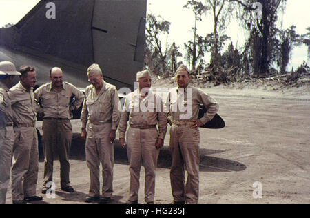 Dirigeants, y compris les membres de la sous-secrétaire de la Marine, James Forrestal's party, à l'Aérodrome de Piva pendant un voyage d'inspection à la fin de 1943 ou au début de 1944. Parmi les personnes présentes sont : Le Commodore W.R. Carter (3e à gauche), le Vice-amiral A.W. Fitch (2e à partir de la droite) ; et le capitaine J.E. Gingrich (droite). L'original couleur Kodachrome de transparence a été reçu par le Naval Photographic Science Laboratory en mars 1944. Photographie de la Marine américaine officielle, aujourd'hui dans les collections des Archives nationales. Les officiers de l'US Navy à Piva, Bougainville c1944 Banque D'Images