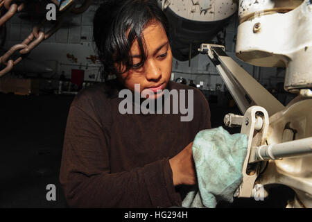 150728-N-FI568-085 golfe arabe (28 juillet 2015), l'Aviateur Janel Lapuz de Manille, Philippines, nettoie le train avant d'un F/A-18E Super Hornet affectés à l'escadron de combat interarmées de Knighthawks (VFA) 136 dans le hangar Bay à bord du porte-avions USS Theodore Roosevelt (CVN 71). Theodore Roosevelt est déployée dans la zone 5e flotte américaine d'appui à l'opération d'opérations inhérentes à résoudre, dans l'Iraq et la Syrie comme dirigé, les opérations de sécurité maritime et le théâtre de la coopération en matière de sécurité dans la région. (U.S. Photo de la marine par la communication de masse Speci Banque D'Images