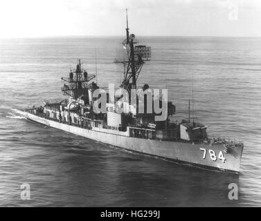 USS McKean (DD-784) en cours au large de la côte d'Oahu, Hawaii le 19 février 1970. Photographe : PH1 Dixon M. Dreher. Photographie de la Marine américaine officielle, provenant des collections de l'histoire navale et du patrimoine. USS McKean (DD-784) en cours en février 1970 Banque D'Images