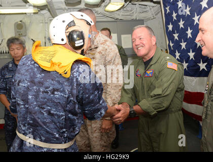 150903-N-OQ305-011 OCÉAN PACIFIQUE (3 septembre 2015) Arrière Adm. Daniel Fillion, commandant du corps expéditionnaire, Groupe Grève trois (SEG3), se félicite de l'arrière Adm. Hiroshi Oka, Japonais, commandant la Force de guerre des mines, à bord du navire d'assaut amphibie USS Boxer (DG 4) au cours de l'aube Blitz 2015. Boxer est actuellement en cours au large de la côte de Californie du Sud participant à l'aube Blitz 2015 (DB-15). DB-15 est un exercice de formation multinationale menée par 3 groupe expéditionnaire (ESG-3) et 1ère Marine Expeditionary Brigade (1ère BAM) pour construire des États-Unis, Japon, Mexique et la Nouvelle-Zélande, un amphibie Banque D'Images