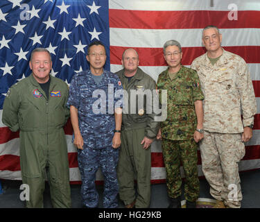 150903-N-OQ305-016 SAN DIEGO (3 septembre 2015) Arrière Adm. Daniel Fillion, commandant du groupe expéditionnaire, trois (ESG3), arrière Adm. Hiroshi Oka, Japonais, commandant la Force de guerre des mines, le capitaine Michael Ruth, commandant de l'assaut amphibie USS Boxer (DG 4), le général de Hiroaki Kawamoto, Japonais, Sous-chef d'état-major de l'Armée de l'Ouest, et le brigadier. Le général David W. Coffman, commandant général de la première force expéditionnaire des Marines (1re Brigade BAM) rencontrez dans le poste de pilotage pendant le triage Dawn Blitz 2015. Boxer est actuellement en cours au large de la côte de Californie du Sud participant à l'aube Blitz 201 Banque D'Images