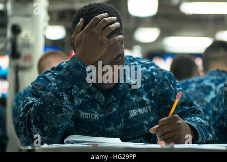 150917-N-DA737-027 Bremerton, dans l'État (sept. 17, 2015) - Communications intérieures matelot Électricien Quadrel Carrington, de New York, à l'échelle de la Marine prend l'examen de l'avancement sur l'USS JOHN C. STENNIS (CVN 74) ponts mess avant. La Marine propose des candidats admissibles les deux occasions par année, au printemps et à l'automne, à tester pour la prochaine année d'une rémunération plus élevée. L'équipage Stennis est en ce moment à port la formation de futurs déploiements. (U.S. Photo par marine Spécialiste de la communication de masse de la classe 3ème Jonathan Jiang / relâché), USS John C. Stennis marins prendre examen promotion 150917-N-DA737-027 Banque D'Images