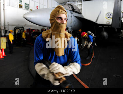 150927-N-PG340-024 Golfe Arabique (sept. 27, 2015) - Maître de Manœuvre Aviation aviateur Jovani, Lossisironi à Columbus, Ohio, simule la lutte contre l'incendie pendant une quarts de perçage dans la zone à bord du porte-avions USS Theodore Roosevelt (CVN 71). Theodore Roosevelt est déployée dans la zone 5e flotte américaine d'appui à l'opération d'opérations inhérentes à résoudre, dans l'Iraq et la Syrie comme dirigé, les opérations de sécurité maritime et le théâtre de la coopération en matière de sécurité dans la région. (U.S. Photo par marine Spécialiste de la communication de masse Stephane 3e classe/Belcher) Parution USS T Banque D'Images