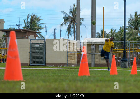 150929-N-RN782-214 : POLARIS POINT, Guam (29 septembre 2015) - Matelot de recruter Michael Randolph, attribué à l'offre Câble sous-marin USS Frank (40), participe à un concours de lancer de noix de coco 29 septembre, au cours de la Moral du navire, de bien-être et de loisirs (MWR) a parrainé la journée des sports. Le MWR événement était organisé pour construire l'esprit de camaraderie, d'équipe et de relever le moral de l'équipage. Frank, l'avant déployés dans l'île de Guam, procède à l'entretien et du soutien des sous-marins et navires de surface déployés dans la 7e Flotte des États-Unis zone de responsabilité. (U.S. Photo par marine Spécialiste de la communication de masse 2 Banque D'Images