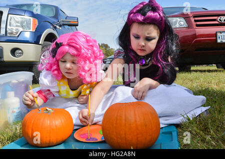 Des amis et des familles de marins à bord de l'USS Abraham Lincoln (CVN 72) participent au festival annuel de la récolte au Wood's Orchard à Hampton, avec un écusson de citrouille, des jeux sur le thème de l'automne et des peintures faciales. Le porte-avions est en cours de ravitaillement et de révision complexe (RCOH) à Newport News Shipbuilding, une division de Huntington Ingalls Industries. Banque D'Images