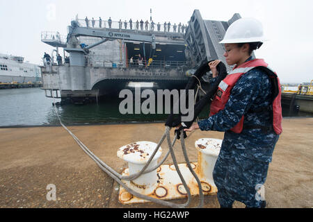 151230-N-BL607-071 VIRGINIA BEACH, en Virginie (déc. 30, 2015) matelot timonier Deamber Thomas, de San Francisco, publie la ligne d'amarrage à l'arrière de l'armée expéditionnaire de la commande de transport maritime transport rapide navire USNS Lance (T-EPF 1). Lance est prévue pour le déploiement de la sixième flotte américaine zone d'opérations à l'appui de la coopération internationale Programme de renforcement des capacités et la station du Partenariat pour l'Afrique. exercices associés (U.S. Photo par marine Spécialiste de la communication de masse 2e classe William Jenkins/libérés) USNS Lance départ 151230-N-BL607-071 Banque D'Images