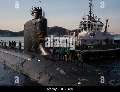 La baie de Tokyo, Japon (fév. 05, 2015), les marins à bord du sous-marin d'attaque de la classe Virginia USS Texas (SSN 775), amarrer le bateau à l'embarcadère. Le Texas est en visite pour une visite du port de Yokosuka. La Marine américaine visites portuaires représentent une occasion importante de promouvoir la stabilité et la sécurité dans la région du Pacifique-Indo-Asia, démontrer l'engagement de partenaires régionaux et favoriser des relations de plus en plus. (U.S. Photo par marine Spécialiste de la communication de masse 2e classe Brian G. Reynolds/libérés) 160205-N-ED185-093 Inscrivez-vous à la conversation : http://www.navy.mil/viewGallery.asp http://www.facebook.com/USNavy http://www.twitter.com/ Banque D'Images