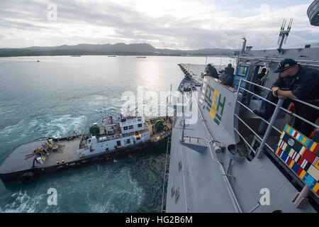 160217-N-EH218-019 APRA HARBOUR, Guam (fév. 17, 2016) Chef Gunner's Mate Morgan les Castors (à droite) montres que le remorqueur Talofofo tire le croiseur lance-missiles USS Mobile Bay (CG 53) loin de la jetée de Naval Base Guam. Fournissant une force prête au combat pour protéger les intérêts maritimes collective, la baie de Mobile, attribué à l'Stennis strike group, fonctionne comme une partie de la grande flotte verte en fonction d'un programme de déploiement de l'ouest du Pacifique. (U.S. Photo par marine Spécialiste de la communication de masse 2e classe Ryan J. Batchelder/libérés) Inscrivez-vous à la conversation : http://www.navy.mil/viewGallery.asp Banque D'Images