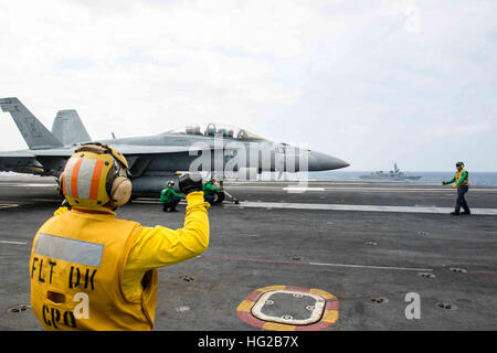 16022-N-DA737-055 MER DES PHILIPPINES (fév. 22, 2016) - Les marins préparent un F/A-18F Super Hornet affectés à la Black Aces of Strike Fighter Squadron (VFA) 41 pour lancer sur l'USS JOHN C. STENNIS (CVN 74) envol alors que la Force d'autodéfense maritime japonais Tsukumo JDS le destroyer de classe Tsukumo (DD-106) aux côtés de la vapeur. Fournir un prêt à l'appui de la force de sécurité et de stabilité dans la Indo-Asia-Pacifique, Stennis fonctionne comme partie de la grande flotte verte sur une 7e flotte le déploiement. (U.S. Photo par marine Spécialiste de la communication de masse 2e classe Jonathan Jiang / relâché), USS John C Banque D'Images