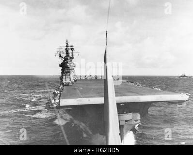 USS Lexington (CV-16) en cours le 13 juin 1944 Banque D'Images