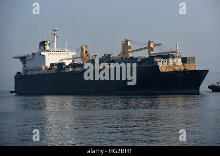 160329-N-IX266-001 OLONGAPO, Philippines (29 mars 2016) Transport maritime militaire du Commandement de la force maritime navire USNS dégrossissement du 1er LT Jack Lummus (T-AK 3011) arrive à Subic Bay en prévision de l'exercice Balikatan 16. L'exercice, dans sa 32e version, est prévue sur l'îles de Luzon, Philippines, Palawan et Panay et est un exercice bilatéral annuel qui implique militaires américains et les Forces armées des Philippines et de spécialistes de la question du personnel de la défense civile Philippine agences. (U.S. Photo par Marine Grady T. Fontana/libérés) 1er lieutenant Jack Lummus USNS (T-AK-3011) Banque D'Images