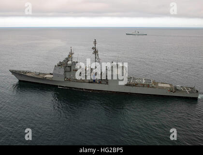 Océan Pacifique (déc. 9, 2016) Le croiseur lance-missiles USS Bunker Hill (CG 52) participe à un exercice de manœuvre avec l'Armée Populaire de Libération (Marine) (FFG Daqing frégate 576) au large de la côte de Californie du Sud. Le PLA(N) des navires s'est joint à Bunker Hill en mer suite à une routine dans le port de San Diego. (U.S. Photo de la marine par le maître de 3e classe Craig Z. Rodarte/relâchée)161209-N-AN245-070 Inscrivez-vous à la conversation : http://www.navy.mil/viewGallery.asp http://www.facebook.com/USNavy http://www.twitter.com/USNavy http://navylive.dodlive.mil http://pinterest.com https://plus.google.com USS Bunker Banque D'Images