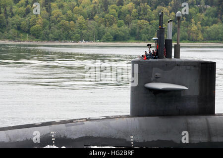 PUGET SOUND, dans l'État (11 avril 2016) - La classe Ohio-balistique sous-marin USS Alabama (SNLE) 737 transits le canal Hood que le bateau retourne à base navale Kitsap-Bangor à la suite de la première du bateau de patrouille de dissuasion stratégique depuis 2011. Le bateau a terminé récemment un 40 mois Révision de ravitaillement d'ingénierie, ce qui prolongera la vie du sous-marin pour un autre 20 ans. (U.S. Photo par marine Spécialiste de la communication de masse 2e classe Amanda R. Gray/relâchée)160411-N-UD469-027 Inscrivez-vous à la conversation : http://www.navy.mil/viewGallery.asp http://www.facebook.com/USNavy http://www.twitter.com/USNav Banque D'Images