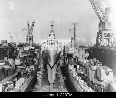 USS Claxton (DD-571), USS Canberra (CA-70) et USS Killen (DD-593) en cale sèche flottante DIFFUSEUR-2 le 2 décembre 1944 Banque D'Images