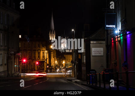 Mandalyns Bar et les clochers de baignoire dans la nuit. L'Abbaye de Bath et clocher d'église éclairée le UNESCO World Heritage City dans le Somerset, Royaume-Uni Banque D'Images