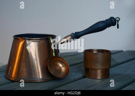 Série de casseroles en cuivre du café sur la table en bois Banque D'Images