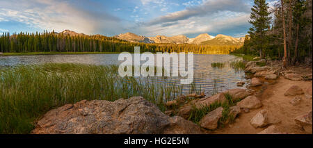 Un matin voir des montagnes Rocheuses du Colorado vu de Bierstadt Lake dans le Parc National des Montagnes Rocheuses. Banque D'Images