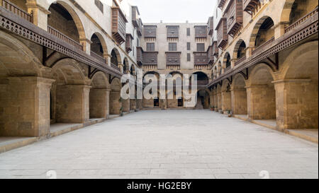 Façade de Wikala (caravansérail) de Bazaraa, avec arcades voûtées et des fenêtres couvertes par des grilles en bois entrelacé (moucharabieh contemporain) Banque D'Images