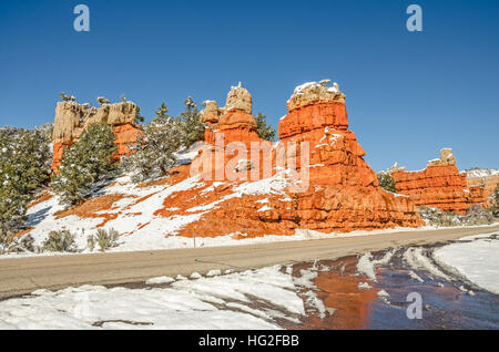 Rock formations marque l'entrée ouest de Red Canyon sur Scenic Byway 12 dans l'Utah. Banque D'Images