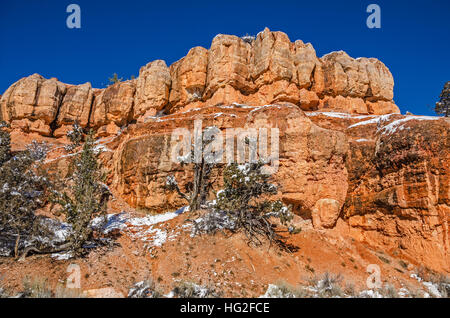 Ciel bleu de l'Utah met en évidence une formation de roche orange le long de la mile Scenic Byway 12 124 y compris les parcs nationaux et d'état et un monument national. Banque D'Images