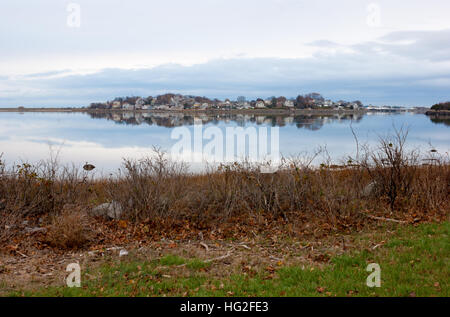 Maisons en bord de la coque vue de la rive de la fin du parc. Banque D'Images