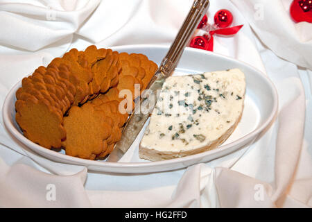 Plateau de fromage bleu comme des biscuits au gingembre et à l'assemblée annuelle de Noël suédois smorgasbord Julbord. Bloomington Minnesota MN USA Banque D'Images