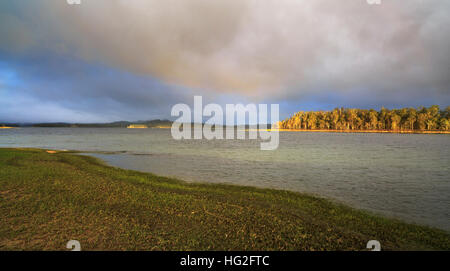 Lake Tinaroo Dam au coucher du soleil Banque D'Images