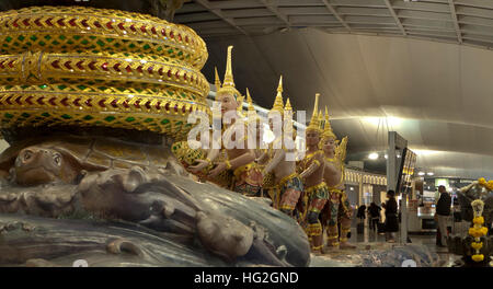 Le barattage de l'océan de lait la sculpture de l'aéroport Suvarnabhumi de Bangkok en Thaïlande Banque D'Images