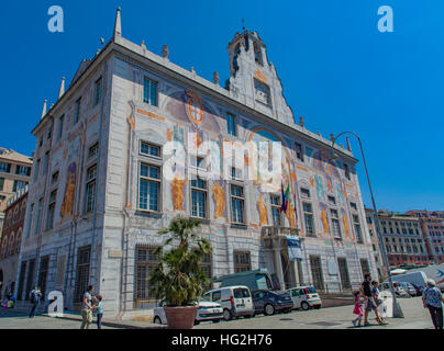 Gênes, Italie - juin 2, 2015 : personnes non identifiées par le Palazzo San Giorgio de Gênes, Italie. Palace a été construit en 1260 et façade Banque D'Images